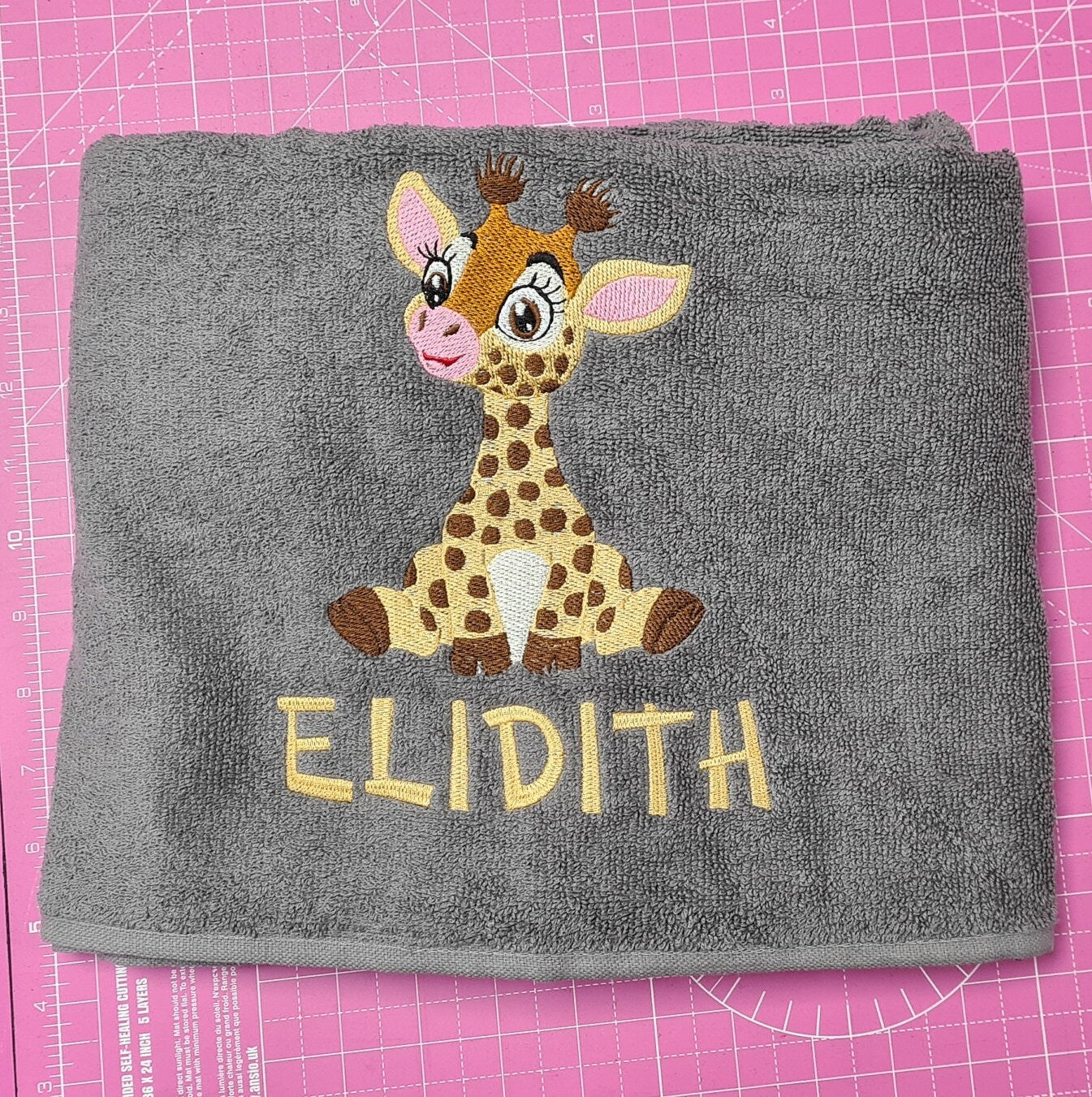 Personalised Giraffe Towel, Childrens Safari Gift, Personalised Hand Bath Towel Sheet, Childrens Bath Towel, Bath Time Gift New Baby