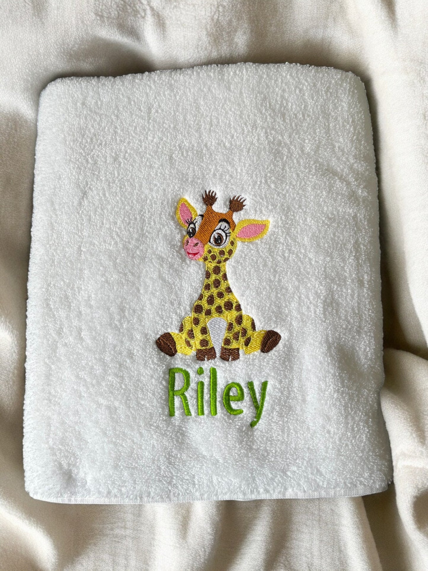 Personalised Giraffe Towel, Childrens Safari Gift, Personalised Hand Bath Towel Sheet, Childrens Bath Towel, Bath Time Gift New Baby